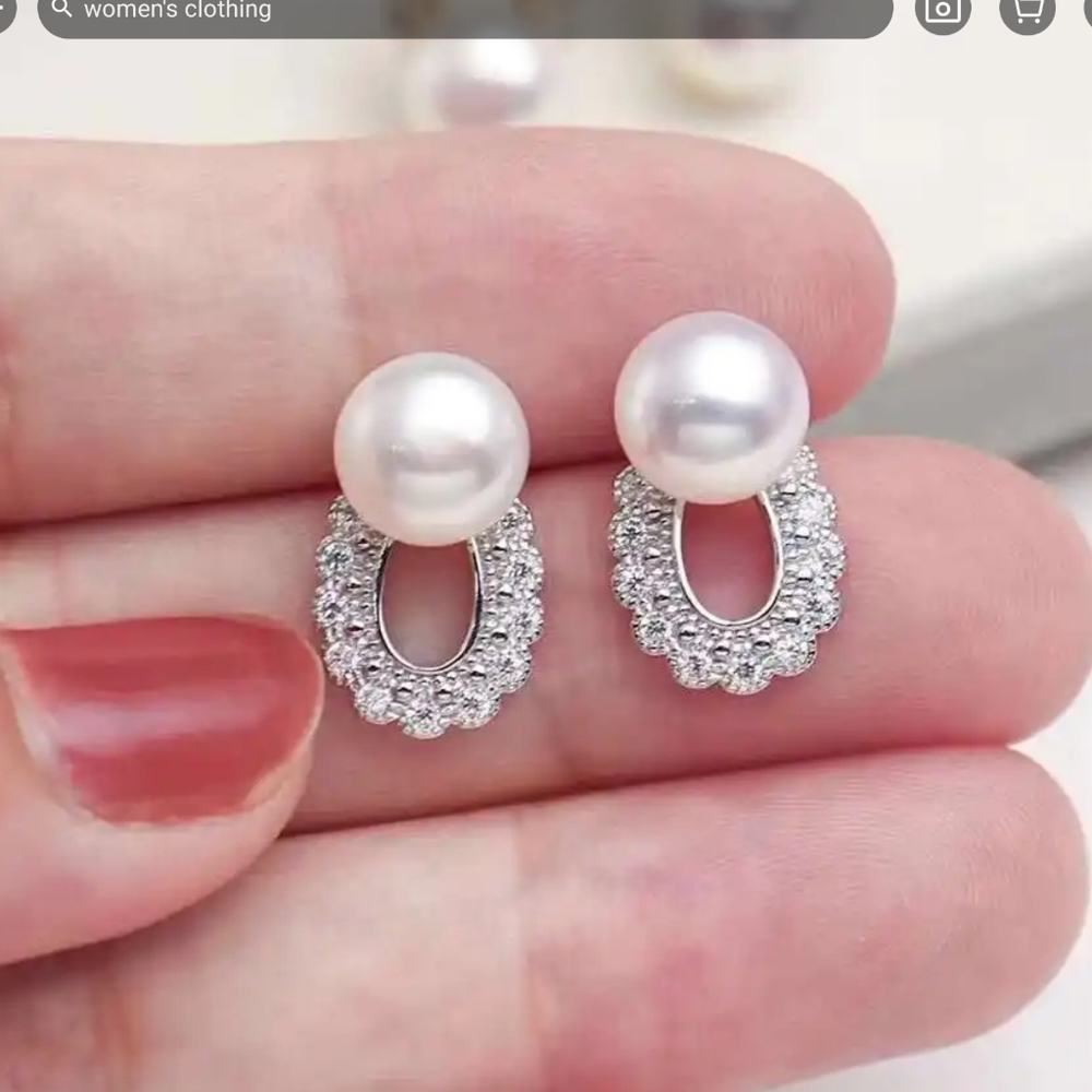 111. NEW Pearl Earring